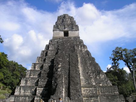 Pirámide de Tikal, en Guatemala (clickear para agrandar).